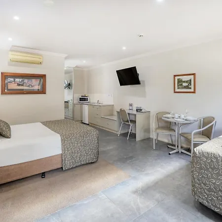 The Saltbush Motor Inn Hay Exterior photo
